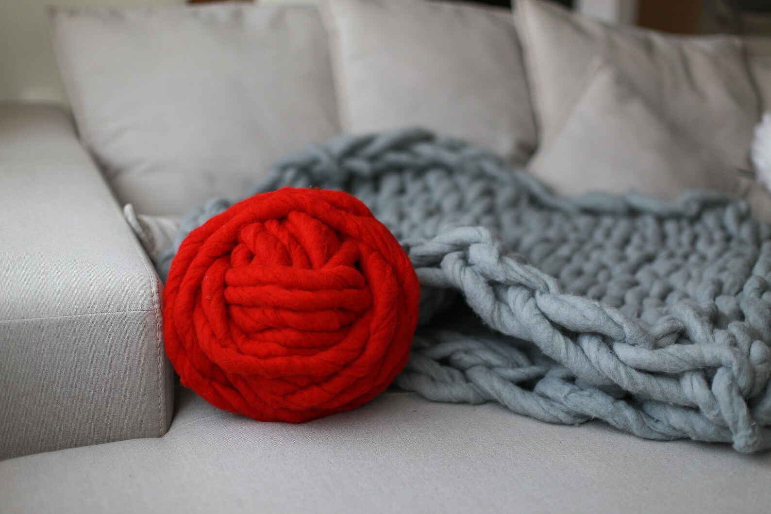 Chunky yarn pillow. Chunky pillow. Big knit round pillow. Cozy Etsy