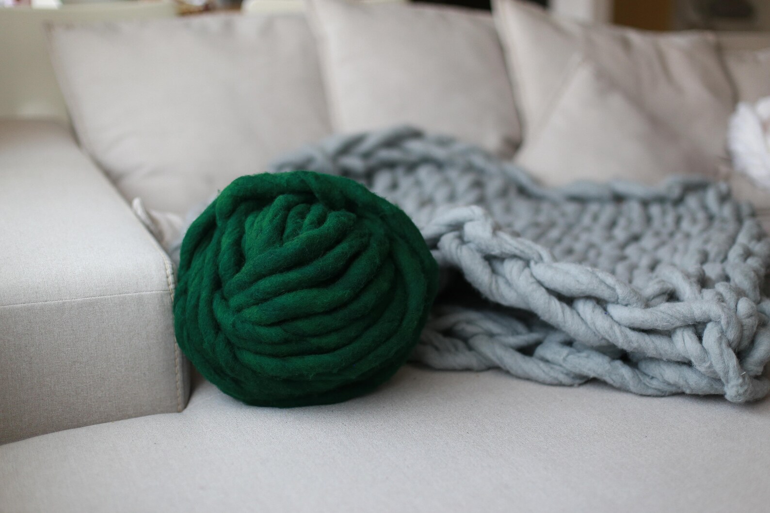 Chunky yarn pillow. Chunky pillow. Big knit round pillow. Cozy Etsy