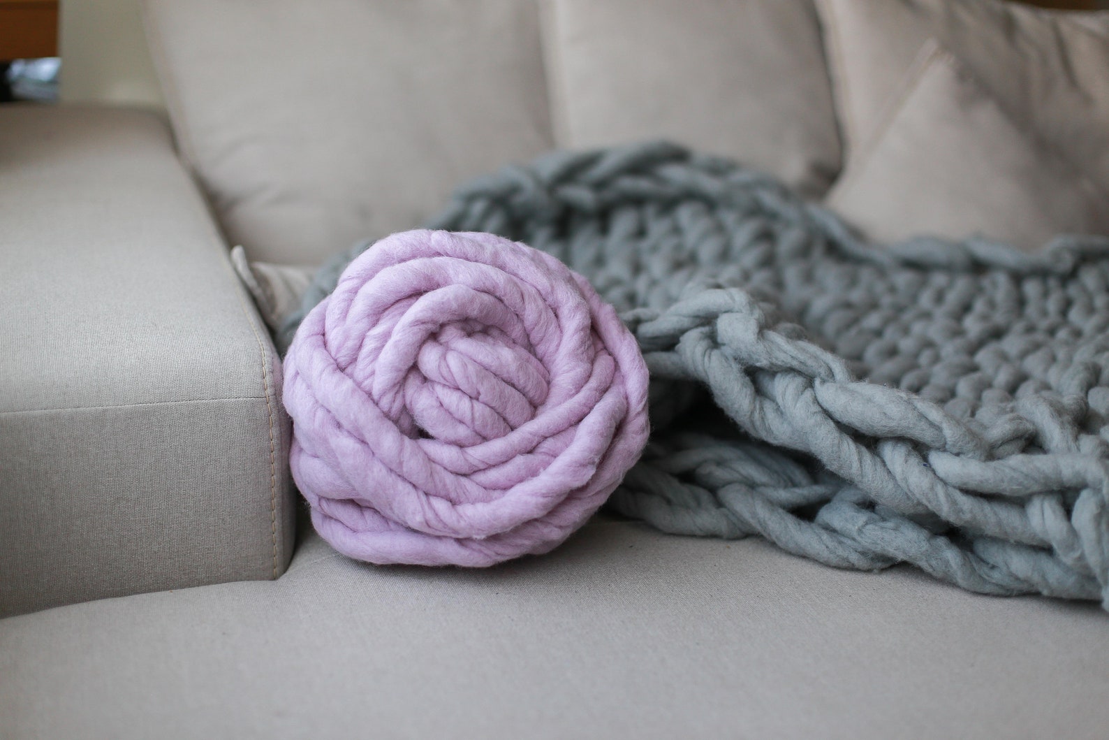 Chunky yarn pillow. Chunky pillow. Big knit round pillow. Cozy Etsy