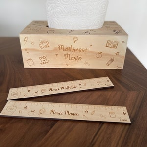 Cadeau maitresse personnalisé en bois (boite à mouchoir, règle)