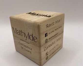 Cubo pubblicitario in legno inciso (Wifi, Funzione, Codice QR)
