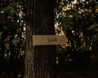 Panneau de direction en bois gravé