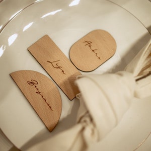 Personalisierte gravierte Platzmarkierung aus Holz