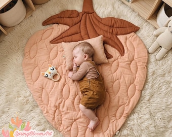 Gewatteerd linnen aardbeienkleed, handgemaakte speelmat met fruitmotief, rustiek linnen babykleed, zacht linnen babykamerkleed met fruitmotief, kraamcadeau