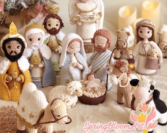 Op de afbeelding: Een gehaakte kerststal met figuren van Maria, Jozef, baby Jezus, de drie wijzen, een engel en dieren. De figuren zijn allemaal gekleed in traditionele kleding en zijn gemaakt in verschillende kleuren, waaronder wit, geel, blauw en bruin.
