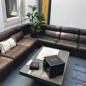 1970-talets 70-tals vintage retro brunt läderdel modulär hörnsoffa och soffbord De Sede-stil 50-talsmodern MCM västtysk bild 2