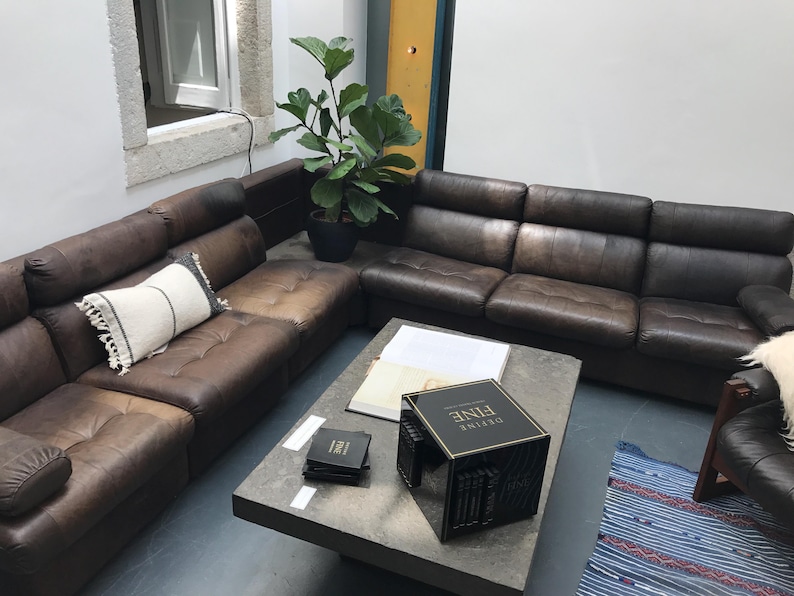 1970-talets 70-tals vintage retro brunt läderdel modulär hörnsoffa och soffbord De Sede-stil 50-talsmodern MCM västtysk bild 2