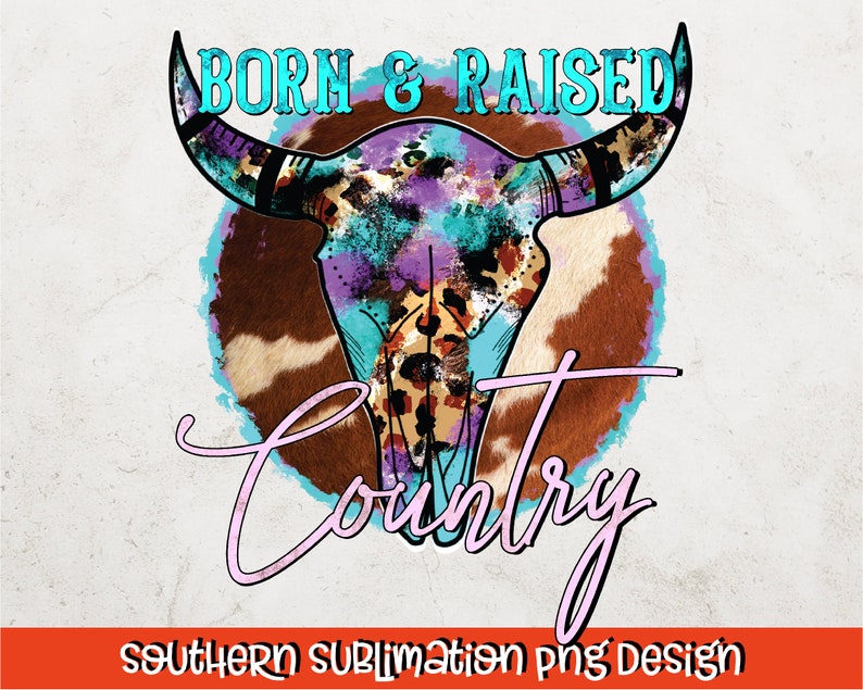 K&ouml;nnte beinhalten: Ein farbenfrohes, abstraktes Design eines Kuhsch&auml;dels mit den Worten "Born & Raised Country" in rosa Schrift. Der Hintergrund ist ein braunes und wei&szlig;es Kuhfellmuster im Aquarellstil.