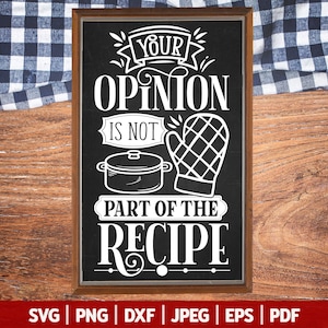 Puede incluir: Un letrero negro enmarcado con texto blanco que dice "Tu opinión no es parte de la receta". El letrero tiene una ilustración en blanco y negro de una olla y un guante de cocina.