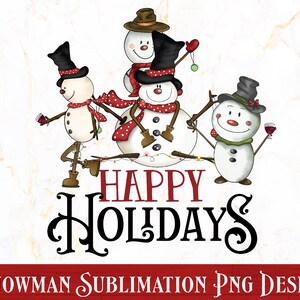 Pode incluir: Tr&ecirc;s bonecos de neve com cachec&oacute;is vermelhos e brancos e chap&eacute;us pretos. Os bonecos de neve est&atilde;o segurando copos de vinho e um enfeite de Natal. O texto "HAPPY HOLIDAYS" est&aacute; escrito em letras cursivas pretas abaixo dos bonecos de neve. O texto "SNOWMAN SUBLIMATION PNG DESIGN" est&aacute; escrito em letras vermelhas na parte inferior da imagem.