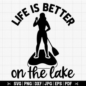 K&ouml;nnte beinhalten: Schwarze und wei&szlig;e Silhouette einer Person, die auf einem See paddelt, mit dem Text "LIFE IS BETTER on the lake".