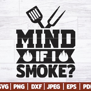 Puede incluir: Diseño gráfico en blanco y negro con una espátula y un tenedor, con el texto "MIND IF I SMOKE?" en letras negras en negrita. El texto está en una pancarta con una llama a cada lado. El gráfico está sobre un fondo de veta de madera.