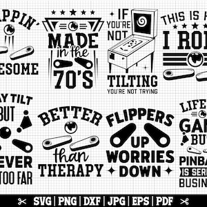 Könnte beinhalten: Schwarzweißes digitales Design mit acht verschiedenen Zitaten über Flipper. Die Zitate lauten: "Flippin' Awesome", "Made in the 70's", "If you're not tilting you're not trying", "This is how I roll", "I may tilt but I never tilt too far", "Better than therapy", "Flippers up worries down", and "Life's a game but pinball is serious business".