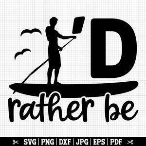 K&ouml;nnte beinhalten: Schwarze und wei&szlig;e Silhouette einer Person beim Paddelsurfen mit dem Text 'I'd rather be' darunter. Das 'D' in 'I'd' ist ein gro&szlig;er Buchstabe und das Paddleboard ist wie ein Surfbrett geformt.