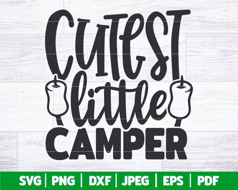Op de afbeelding: Zwart-wit grafisch ontwerp met de tekst "Cutest little camper" met twee marshmallow-pictogrammen aan weerszijden van het woord "little".