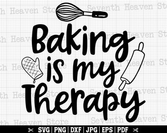 Puede incluir: Diseño gráfico en blanco y negro con el texto "Baking is my Therapy". El diseño incluye un batidor, un rodillo y un guante de horno.