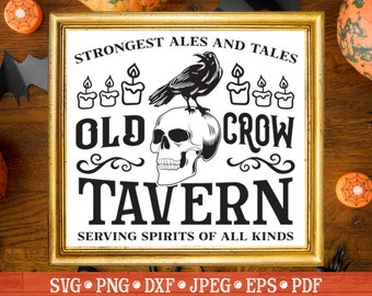 Könnte beinhalten: Ein schwarz-weißes Schild mit dem Text "STRONGEST ALES AND TALES OLD CROW TAVERN SERVING SPIRITS OF ALL KINDS" und einem schwarzen Raben, der auf einem Schädel sitzt.