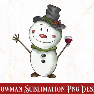 Pode incluir: Um boneco de neve de desenho animado com um chap&eacute;u-coco preto, um la&ccedil;o vermelho e uma echarpe verde est&aacute; segurando uma ta&ccedil;a de vinho tinto. O boneco de neve est&aacute; sorrindo e tem dois bot&otilde;es pretos no corpo.