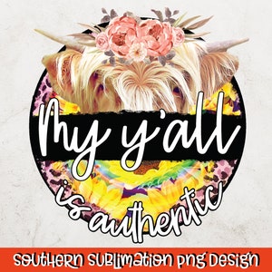 K&ouml;nnte beinhalten: Eine runde Grafik mit einem schottischen Hochlandrind, das eine Blumenkrone tr&auml;gt. Der Text "My y'all is authentic" ist in Wei&szlig; auf schwarzem Hintergrund geschrieben.
