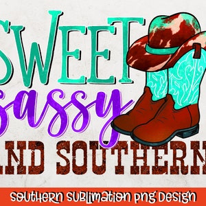 K&ouml;nnte beinhalten: Ein Grafikdesign mit dem Text "Sweet sassy and Southern" in T&uuml;rkis, Lila und Braun. Ein rot-wei&szlig;er Cowboyhut und ein Paar braune Cowboystiefel mit t&uuml;rkisfarbenen Blumendesigns befinden sich &uuml;ber dem Text.
