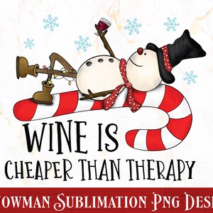 Pode incluir: Um boneco de neve com um chap&eacute;u preto e uma echarpe vermelha est&aacute; deitado em um bast&atilde;o de caramelo. O boneco de neve est&aacute; segurando uma ta&ccedil;a de vinho tinto. O texto "Wine is cheaper than therapy" est&aacute; escrito abaixo do boneco de neve.  Snowman Sublimation PNG Design.