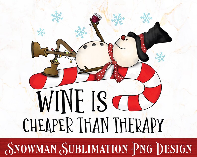 Pode incluir: Um boneco de neve com um chap&eacute;u preto e uma echarpe vermelha est&aacute; deitado em um bast&atilde;o de caramelo. O boneco de neve est&aacute; segurando uma ta&ccedil;a de vinho tinto. O texto "Wine is cheaper than therapy" est&aacute; escrito abaixo do boneco de neve.  Snowman Sublimation PNG Design.