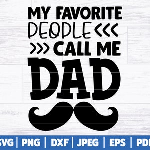 Puede incluir: Dise&ntilde;o gr&aacute;fico en blanco y negro con un bigote y el texto "Mis personas favoritas me llaman pap&aacute;."
