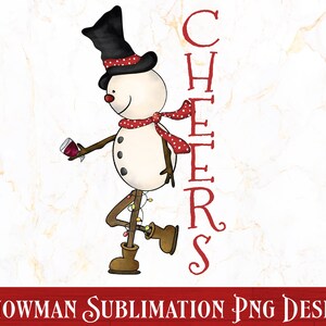 Pode incluir: Um boneco de neve com um chap&eacute;u-coco preto, uma echarpe vermelha e um corpo branco segura uma ta&ccedil;a de vinho tinto. A palavra "CHEERS" est&aacute; escrita verticalmente em letras vermelhas ao lado do boneco de neve. A imagem &eacute; rotulada como "SNOWMAN SUBLIMATION PNG DESIGN".