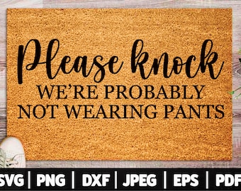 Könnte beinhalten: Eine braune Fußmatte mit dem Text "Please knock we're probably not wearing pants" in schwarzen Buchstaben.
