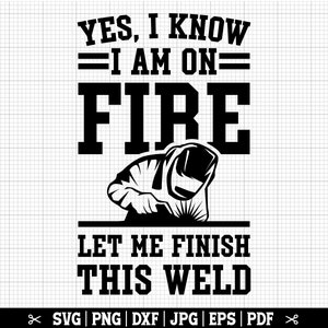 K&ouml;nnte beinhalten: Schwarzwei&szlig;es Grafikdesign mit einem Schwei&szlig;er in einem Helm und dem Text "YES, I KNOW =I AM ON= FIRE LET ME FINISH THIS WELD".