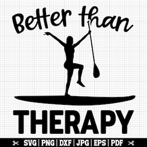 K&ouml;nnte beinhalten: Schwarz-wei&szlig;e Silhouette einer Person beim Paddelsurfen mit dem Text "Better than Therapy" dar&uuml;ber und dem Wort "THERAPY" darunter.