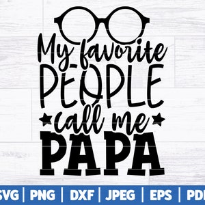 Puede incluir: Dise&ntilde;o gr&aacute;fico en blanco y negro con el texto "Mis personas favoritas me llaman Papa" y un par de gafas sobre el texto.
