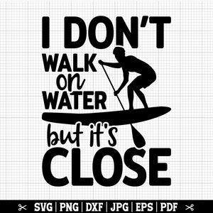 K&ouml;nnte beinhalten: Schwarzwei&szlig;es Grafikdesign mit einer Silhouette einer Person beim Paddelsurfen. Der Text lautet "Ich laufe nicht auf Wasser, aber es ist nah dran".