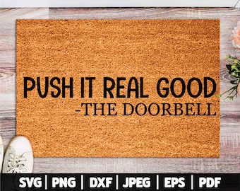 Könnte beinhalten: Eine braune Fußmatte mit dem Text "PUSH IT REAL GOOD -THE DOORBELL" in schwarzen Buchstaben.