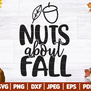Könnte beinhalten: Schwarzweißes Grafikdesign mit einer Eichel und einem Blatt und dem Text "Nuts about Fall".