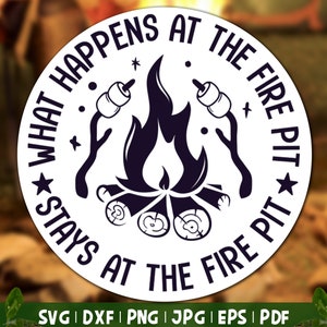 Que se passe-t-il au niveau du feu de camp SVG | Panneau de camping rond, panneau de camping rond, camping Svg, drôle de cabine Svg, Svg de foyer, panneau de foyer