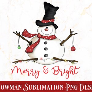 Pode incluir: Um boneco de neve usando um chap&eacute;u-coco preto com uma faixa vermelha de bolinhas brancas, um cachecol vermelho com bolinhas brancas e segurando enfeites. O boneco de neve est&aacute; rodeado por luzes brancas e o texto "Merry & Bright" est&aacute; escrito abaixo do boneco de neve.