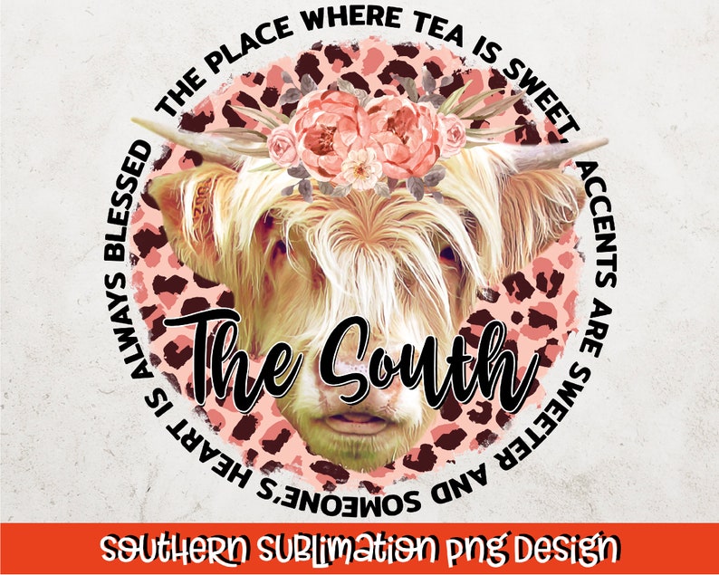 K&ouml;nnte beinhalten: Ein rosa-brauner Leopardenmusterkreis mit dem Text "The Place Where Tea Is Sweet" und "Accents Are Sweeter And Someone's Heart Is Always Blessed" um den Au&szlig;enrand. Eine Highland-Kuh mit einer Blumenkrone befindet sich in der Mitte des Kreises. Der Text "The South" befindet sich in der Mitte des Kreises.