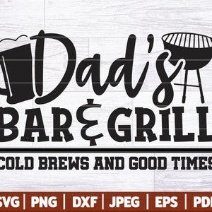 Puede incluir: Diseño gráfico en blanco y negro con el texto "Dad's Bar & Grill" y el lema "Cold Brews and Good Times". El diseño incluye una jarra de cerveza y una parrilla.