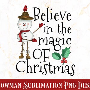 Pode incluir: Um boneco de neve com uma echarpe vermelha e um cardeal no seu chap&eacute;u, com o texto "Acredite na magia do Natal" e bagas de azevinho.