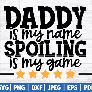 Puede incluir: Dise&ntilde;o gr&aacute;fico de texto en blanco y negro con el texto "Daddy is my name, Spoiling is my game" con cinco estrellas amarillas debajo del texto. El texto est&aacute; en una fuente en negrita y de bloque.