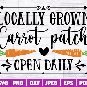 Peut inclure: Une enseigne noire et blanche avec le texte "LOCALLY GROWN Carrot patch OPEN DAILY" et un cœur entre les mots "Carrot" et "patch". Deux carottes orange avec des fanes vertes sont de chaque côté du cœur.