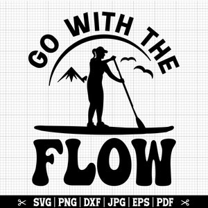 K&ouml;nnte beinhalten: Schwarze und wei&szlig;e Silhouette einer Person beim Paddelsurfen mit dem Text "Go With The Flow" in schwarzer, fetter Schrift.
