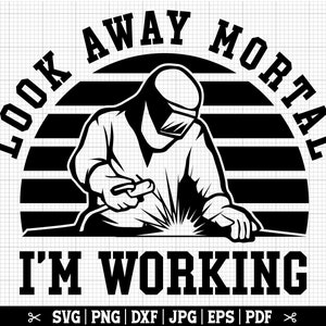K&ouml;nnte beinhalten: Schwarzwei&szlig;-Illustration eines Schwei&szlig;ers mit Schwei&szlig;maske und Schwei&szlig;brenner. Das Bild hat ein Retro-Sonnenstrahl-Design und den Text "LOOK AWAY MORTAL I'M WORKING".