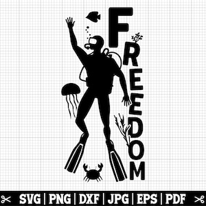 Può includere: Silhouette in bianco e nero di un subacqueo con pinne, una bombola e una maschera. Il subacqueo è circondato da vita marina, tra cui una medusa, un granchio e alghe. La parola "FREEDOM" è scritta verticalmente a destra del subacqueo.