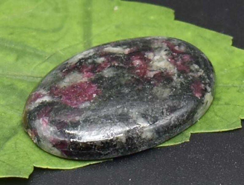 100/% Natural Eudialyte Beautiful Top Quality Natural Smooth Eudialyte Cabochon Oval Shape Jewellery making A Pandent Size 29Cts 30x21x5mm