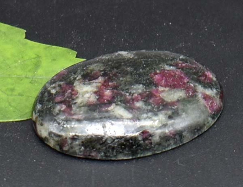 100/% Natural Eudialyte Beautiful Top Quality Natural Smooth Eudialyte Cabochon Oval Shape Jewellery making A Pandent Size 29Cts 30x21x5mm