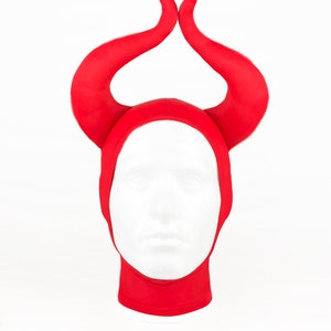 Puede incluir: Sombrero de diablo rojo con cuernos y capucha de tela roja. Los cuernos están hechos de un material suave y de felpa.