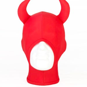 Peut inclure: Costume de diable rouge avec des cornes et une capuche. La capuche a un trou pour le visage.