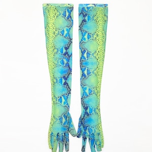 Puede incluir: Un par de guantes largos de color azul y verde con estampado de piel de serpiente.